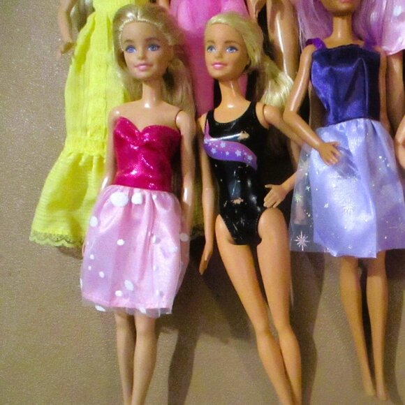 Lot Of 9 Barbie Dolls Mixed Outfits Hairstyles 2004.2005,2013 good Condition - Picture 4 of 7